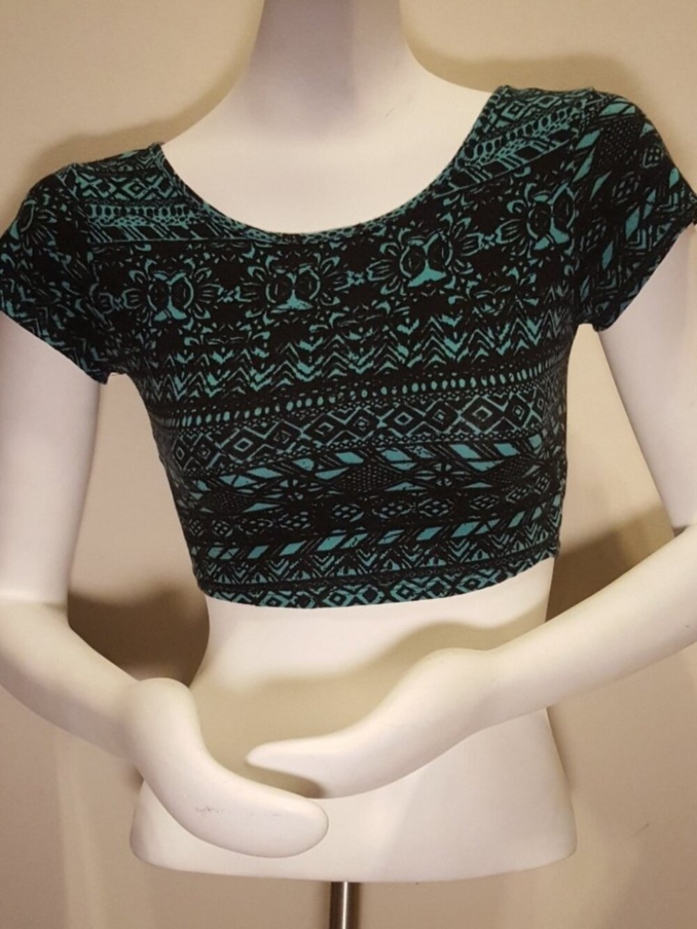 NWOT Nollie Teal & Black Short Sleeve Crop Top Size S